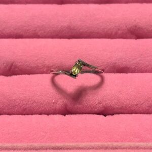 Sterling silver oval peridot ring size 8.5